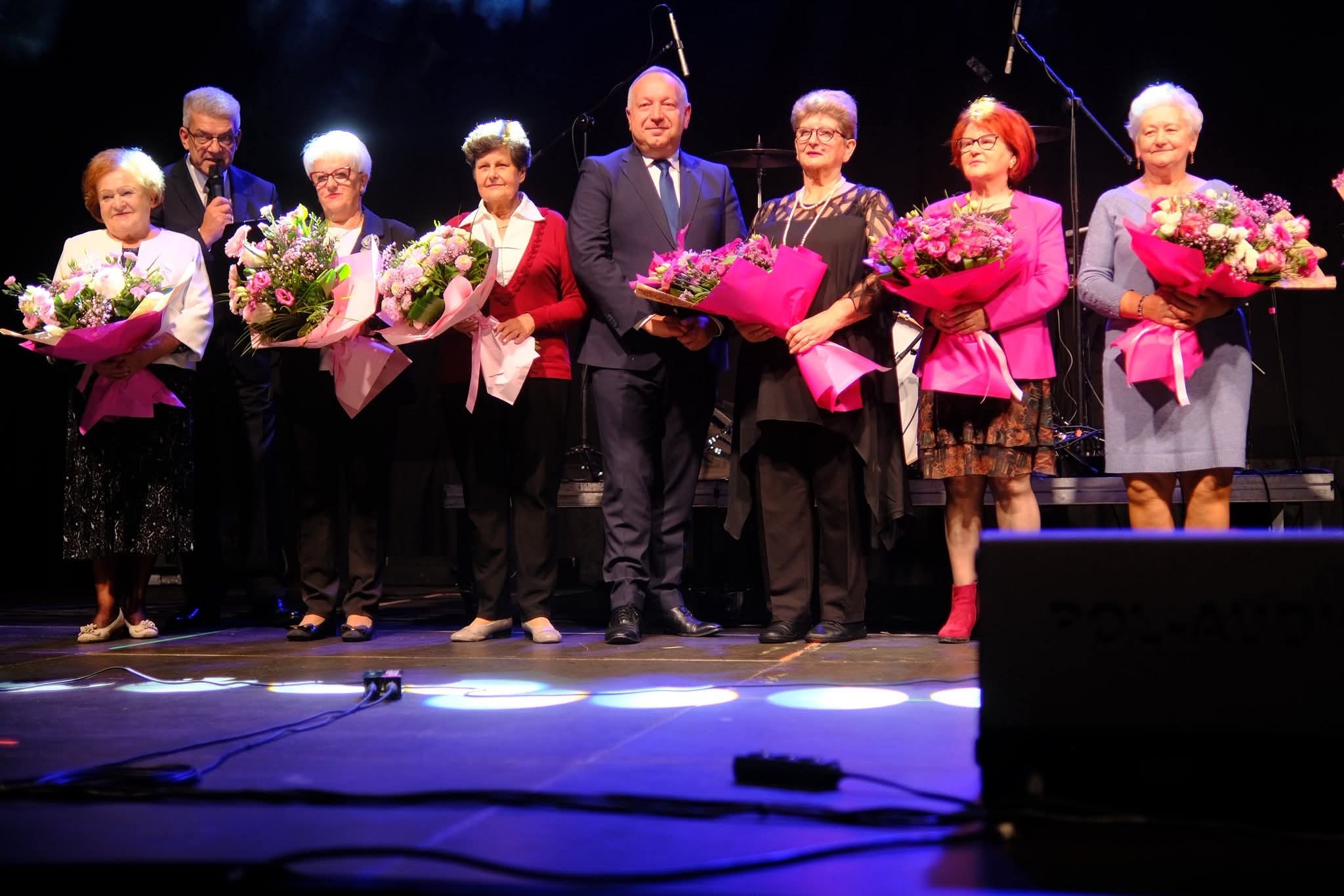 22.10.2025 Miejski Dzień Seniora w Hali Widowiskowo Sportowej KSZO w Ostrowcu Świętokrzyskim