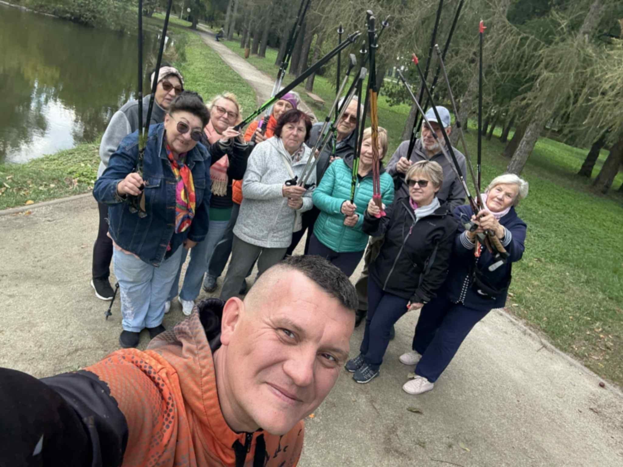 Udział słuchaczy UTW w Nordic Walking – Spacerem przez Park Projekt AZS ANSG